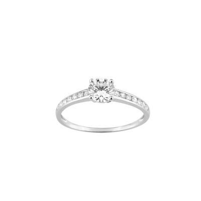 Bague en or blanc et oxydes de zirconium