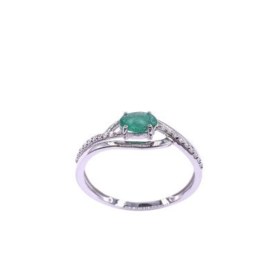 Bague en or blanc, émeraude et oxydes de zirconium