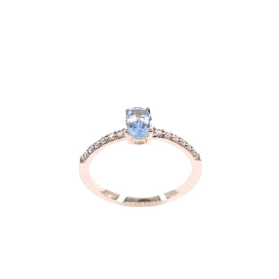 Bague en or jaune, topaze bleue traitée et oxyde de zirconium