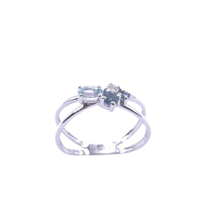 Bague en or blanc, topaze bleue traitée et oxyde de zirconium