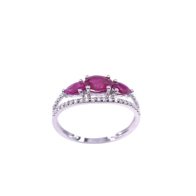 Bague en or blanc, rubis et oxydes de zirconium
