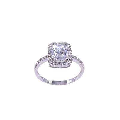 Bague en or blanc et oxydes de zirconium