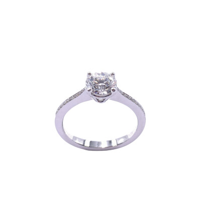 Solitaire en or blanc et diamants