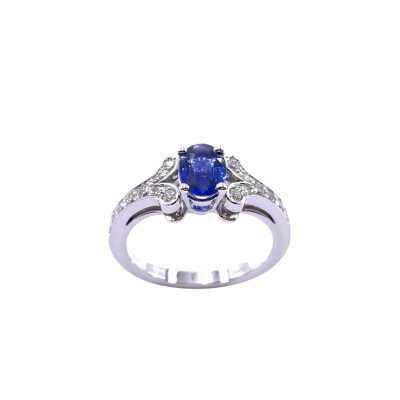 Bague en or blanc, saphir et diamants