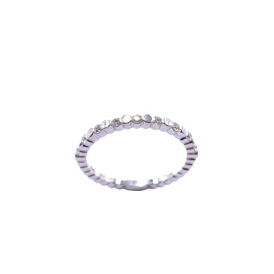 Alliance demi tour en or blanc et diamants