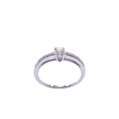Solitaire en or blanc et diamants