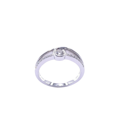 Solitaire en or blanc et diamants