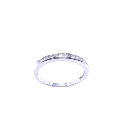 Alliance demi tour en or blanc et diamants