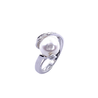 Bague en or blanc, perle de culture d'eau douce et diamants