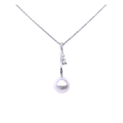 Pendentif en or blanc, perle de culture et diamants