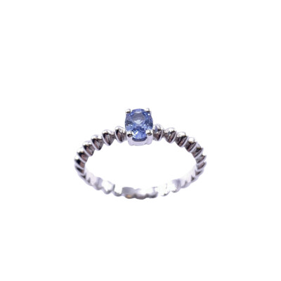 Bague en or blanc et saphir