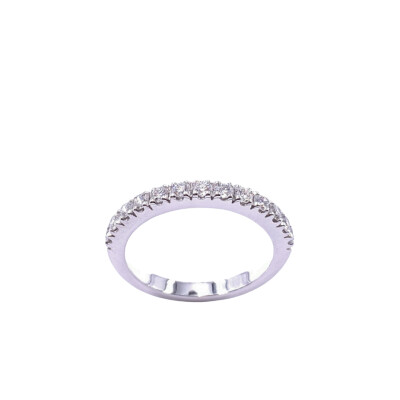 Alliance demi tour en or blanc et diamants
