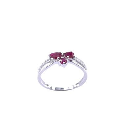 Bague en or blanc, rubis et diamants