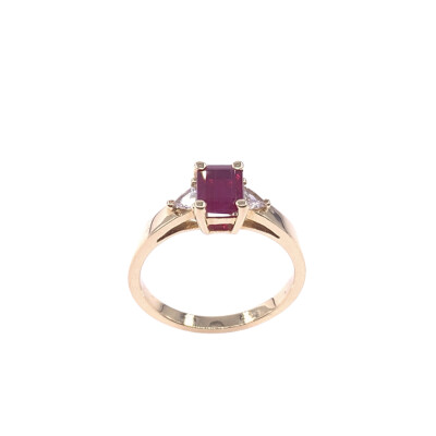Bague en or jaune, rubis et diamants