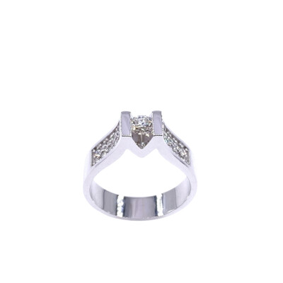 Solitaire en or blanc et diamants