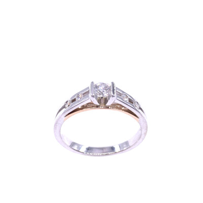 Solitaire en or blanc, or rose et diamants