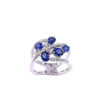 Bague en or blanc, saphirs et diamants