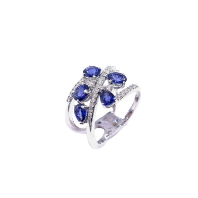 Bague en or blanc, saphirs et diamants
