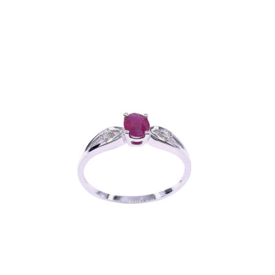 Bague en or blanc, rubis et diamants