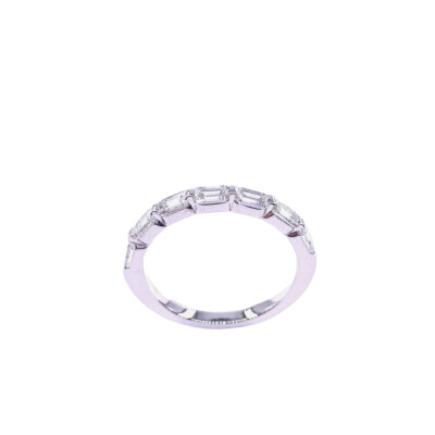 Alliance en or blanc et diamants taille émeraude
