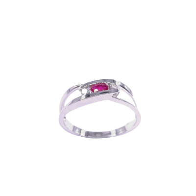 Bague en or blanc, rubis et diamants