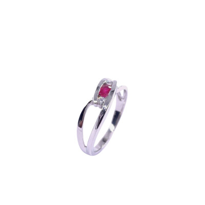 Bague en or blanc, rubis et diamants