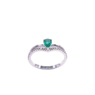 Bague en or blanc, émeraude taille poire et diamants