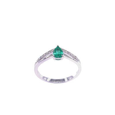 Bague en or blanc, émeraude taille poire et diamants