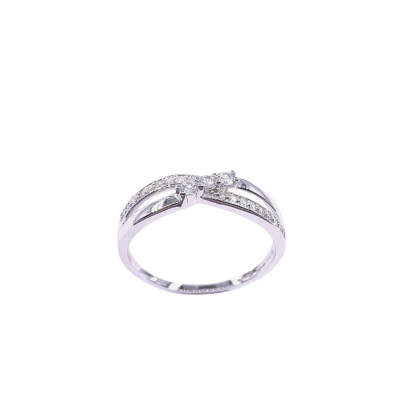 Bague en or blanc et oxydes de zirconium