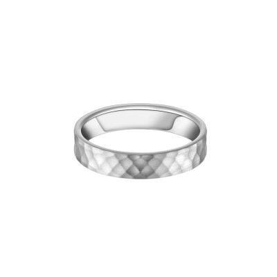 Alliance ruban plat confort 4mm en or blanc finition martelé doigt 54