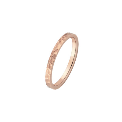Alliance ruban plat confort effet martelé 2 mm en or rose doigt 54