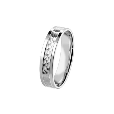 Alliance fantaisie effet martelé 5 mm en or blanc doigt 64