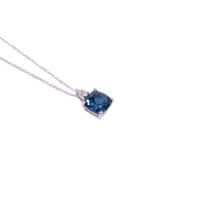 Collier en or blanc, topaze blue london et diamants