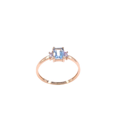 Bague en or jaune, topaze bleue traitée et oxydes de zirconium