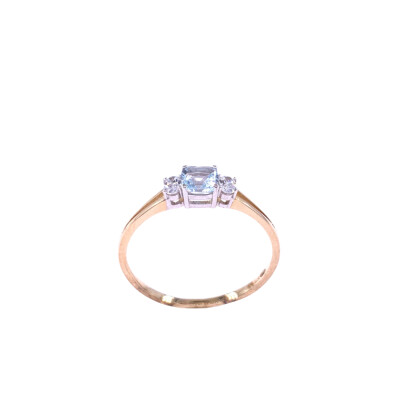 Bague en or jaune rhodié, topaze bleue traitée et oxydes de zirconium