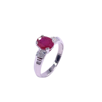 Bague en or blanc, rubis et diamants