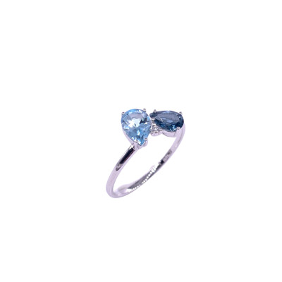 Bague en or blanc, topaze bleue traitée, topaze "blue london" et diamant