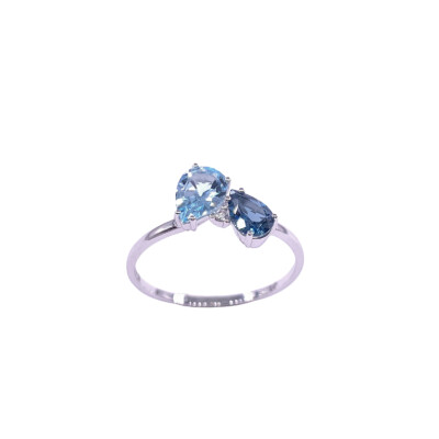 Bague en or blanc, topaze bleue traitée, topaze "blue london" et diamant