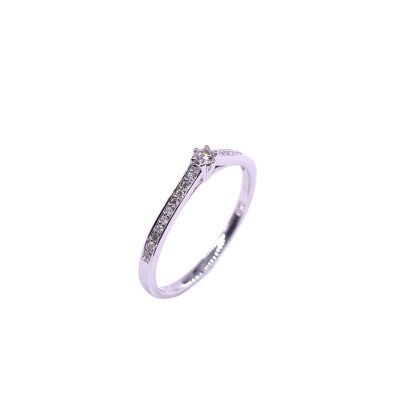 Solitaire en or blanc et diamants