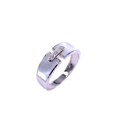 Bague en or blanc, diamants et résine nacrée blanche