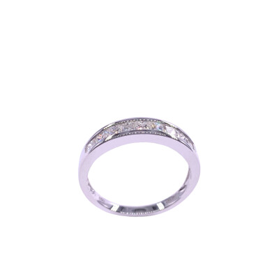 Alliance en or blanc et diamants taille princesse serti rail