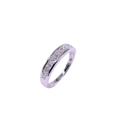 Alliance en or blanc et diamants taille princesse serti rail