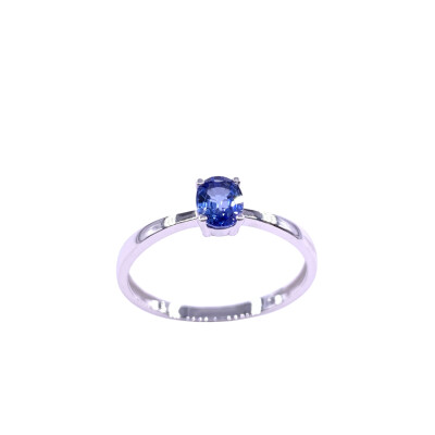 Bague en or blanc et saphir