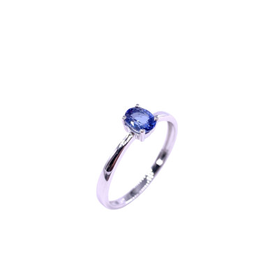 Bague en or blanc et saphir
