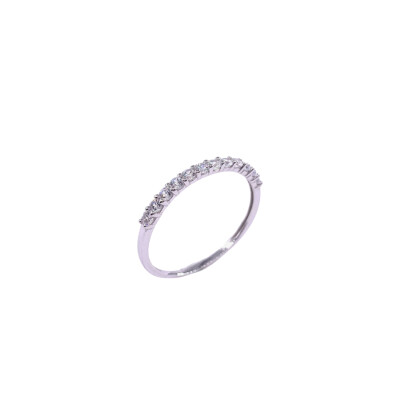 Bague en or blanc et oxydes de zirconium