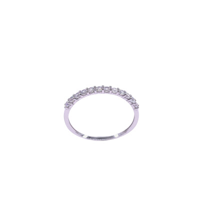 Bague en or blanc et oxydes de zirconium