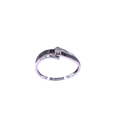Bague en or blanc, diamant et diamants noirs traités