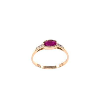 Bague en or jaune, rubis et diamants