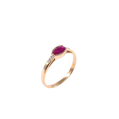 Bague en or jaune, rubis et diamants