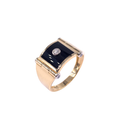 Chevalière en or jaune, résine noire et diamant